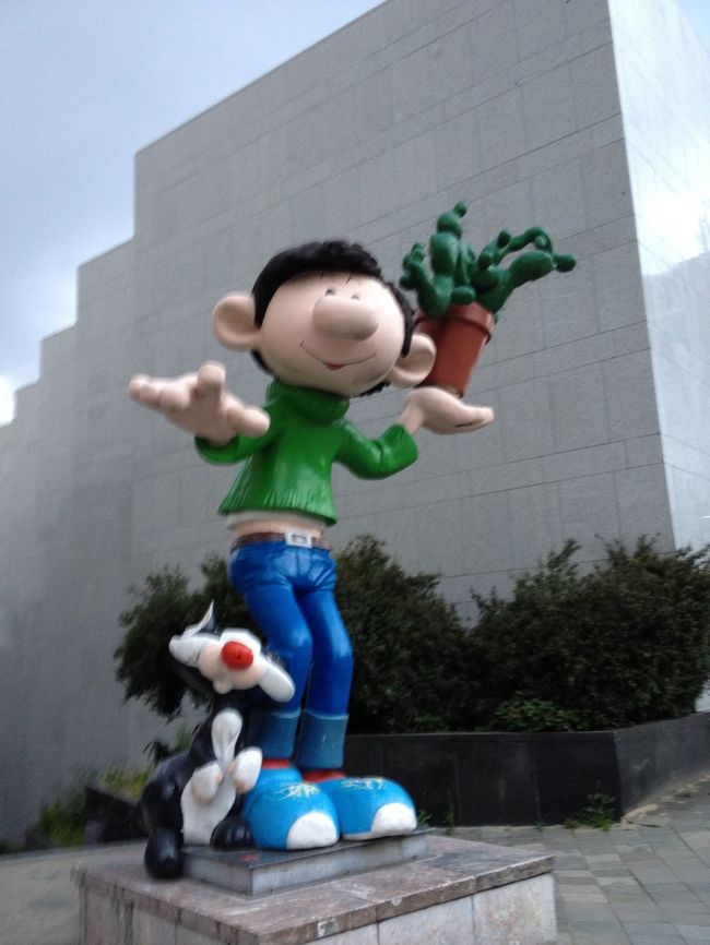 道にまよってたら大きなオブジェ発見！！<br />少し写真撮って遊んで行きました