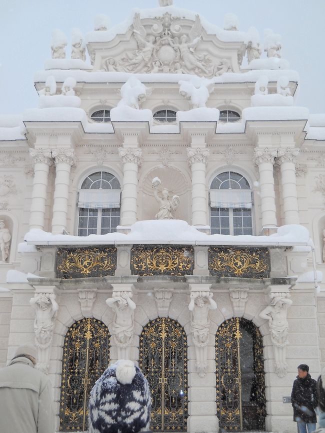 リンダーホーフ城。<br /><br />思ったほど建物も大きくなく、中もこじんまりしている。<br /><br />中の調度品、装飾は豪華絢爛で写真撮影不可。