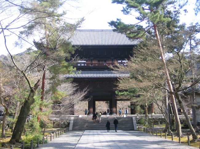 さて、おなかもすいてきたのでお昼にしようということになり、じゃあ「湯豆腐」でもということで南禅寺まで戻ってきました。絶景かな絶景かな〜。