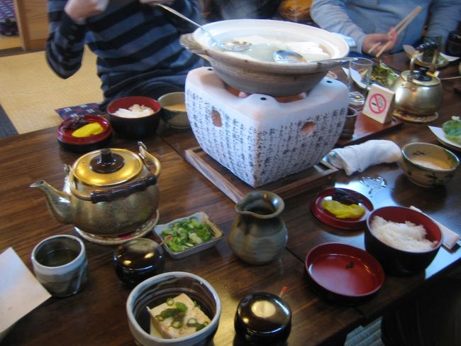 飛騨こんろに湯豆腐のなべをのせ、豆腐の串焼きやらごま豆腐みたいのやら色々出てきます。しかしうまいね。このあとはレンタカーを京都駅前で返して新幹線で帰路についたのでした。