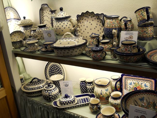 まさかここでボレスワヴィエツ陶器を売ってるなんて！！<br /><br />去年ワルシャワでアウトレットに行って値段見たからあまりの高さにビックリ。