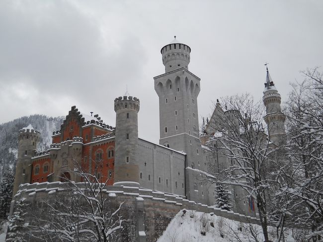 雪のノイシュバンシュタイン城。<br /><br />撮影ポイントのマリエン橋は冬季通行止め。
