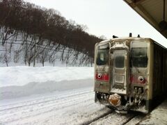 網走駅にて。

電車の顔が泣いてるようにしか見えへん件
寒いからね・・・