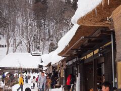 街道の入口から、終点の浅沼食堂と山に向かって、なだらかな上り坂になっています。

茅葺き屋根一軒一軒、隣との間に段差があるので、街道ではなく、お店の前を通って歩く時には、その段差の階段がつるつるに踏み固まっているので、要注意です！

私、みごとにキレイに転びましたからぁ〜〜！目の不自由な連れ合いではなく、なんで私が〜〜〜？写真を写すために、足元に注意散漫のまま行ったり来たりうろうろしてるから〜〜！