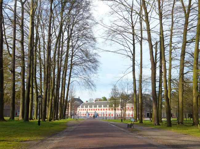 夕食までにホテルに帰らないといけないので宮殿を後にします。