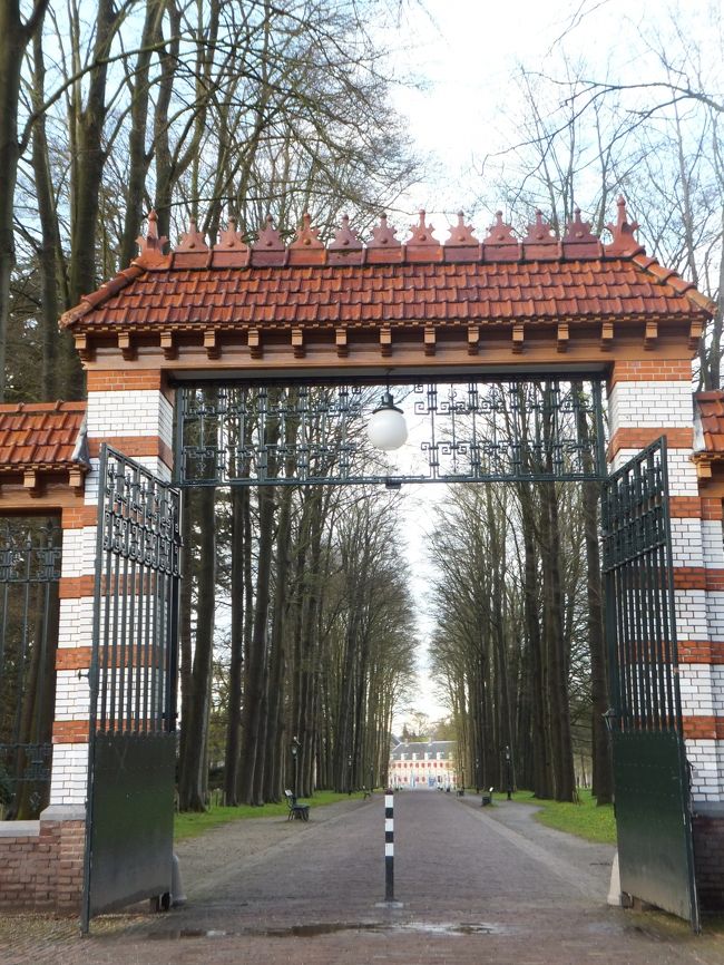 後ろ髪をひかれながら門を出ます。