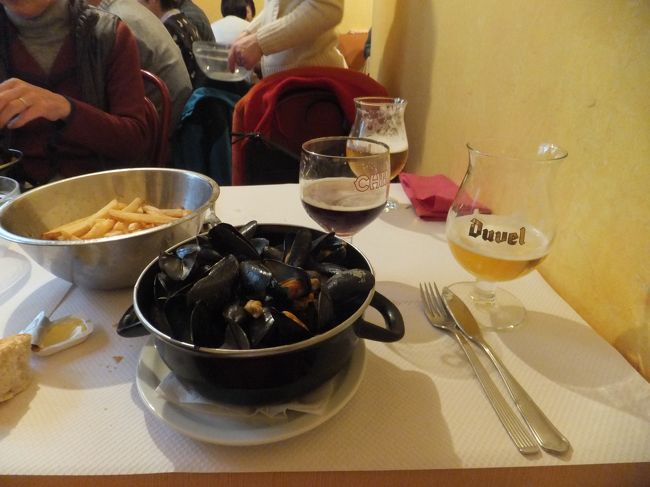 ムール貝白ワイン蒸<br />ホントにお鍋そのままで一人分です。ポテトもボールでした。ムール貝は完食！ポテトは残しました。でも思った以上に美味しかったですよ。ポテト。<br /><br />私は、「デュベル」Ｋ奥様は「シメイ・ブルー」を飲みました。<br />ちゃんとそれぞれのビールに合わせたグラスに入って出てきます。