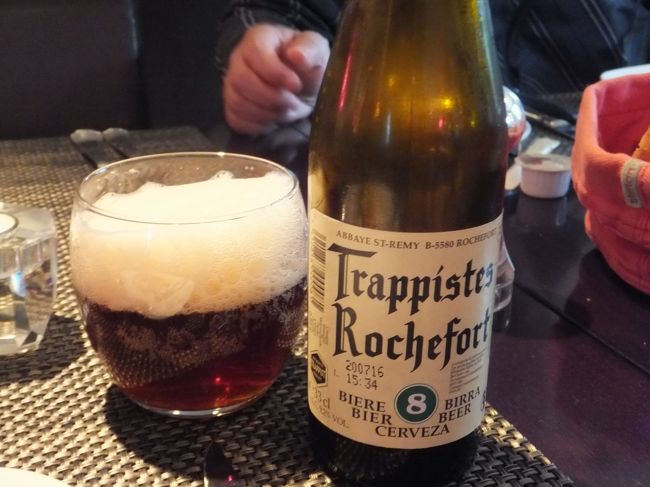 トラピストビール<br /><br />このビールを頼んでいたら、バスの運転手さんが、強いビール。大丈夫か。と心配してくれました。<br />添乗員さんが、アルコールに強いので大丈夫と説明してくれました。<br />バスの運転手さんから私に向かって親指を立ててGood！ポーズ(*^^)v<br />私はVサインで返しました(^^)v