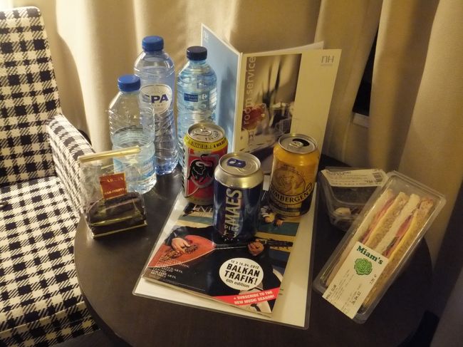 「jupiler」「MAES」<br /><br />ハムとチーズのサンド・ニシンの塩漬けオリーブ巻き・オレンジピールチョコ<br />このチョコ「NHブリュッセル」の冷蔵庫内に忘れてきました。それも最終日近くまで気づかず…　(^_^;)<br />日本人がやってる有名店のだったのに…　(T_T)<br /><br />金色のビール濃厚な感じだったような。日本にはない味。<br />黒牛の絵のビールも結構好きな味だったと思います。