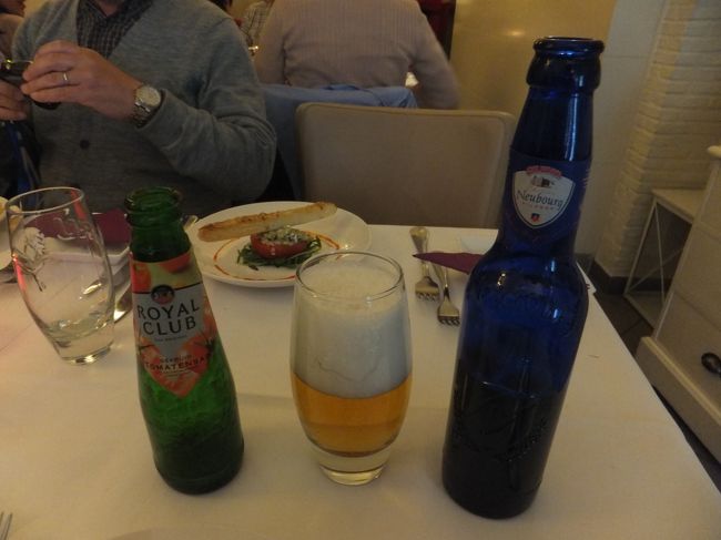 おしゃれな青い瓶に入ってました。<br />お隣のＭ奥様はアルコールに弱いためジュースでした。<br /><br />料理もおしゃれ(^O^)<br />でもあまりにもお店が狭い。まあ26人で行くようなお店ではないので仕方がないと思います。私なんて先に入店したため一番奥に座ることに…<br />席の間隔がせまっくってどうも座れそうにない(＠_＠;)　Ｍご主人が僕細いから変わってあげようと言って下さり、少し広いほうへ。<br />一番奥の人がトイレに行くときはみんなが席を立つ感じでした(^_^;)<br />そんな時Ｎご主人から大きな声が…と言う様なちょっとしたトラブルもあり…　旅も半ば、みんな疲れや色々あったんでしょう。