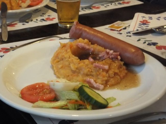 ヒュッツポット<br /><br />大きなソーセージに思わずパチリ♪<br />ナプキン等も可愛かった(^^)v