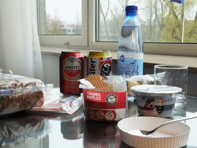 オランダのワッフルは薄くて間にシロップのようなものが挟んであります。私が買ったのはそんなに甘くなかったです。<br />デルフトで買って旅行中、小腹が空いたときに食べてました。<br /><br />ビール・食べ物は好みがあるので自分の舌で味わって評価してください。<br />私は結構なんでも美味しいと思って食べています。好き嫌いもないので。<br />「その土地のものをそこの味付けでいただく」これも旅行の醍醐味だと思っているのであまりあてになりませんねm(__)m