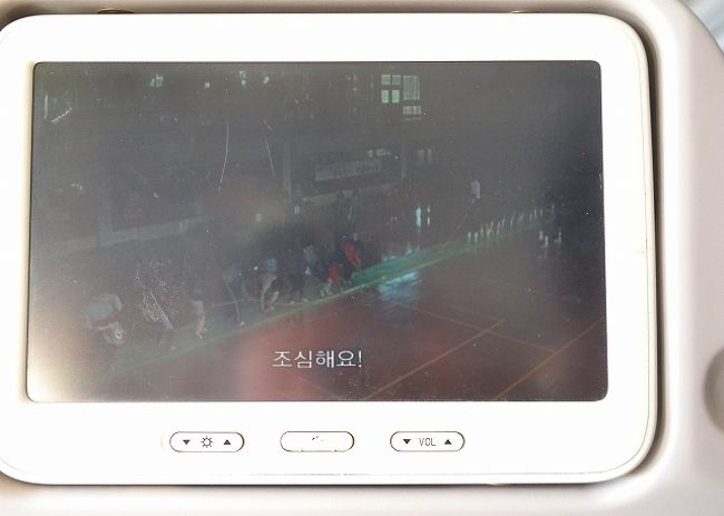 機内では、井上真央主演の「綱ひいちゃった」をみました。<br />なかなか面白かったです。<br />最後まで見れなかったので、続きは、帰りに見よう。