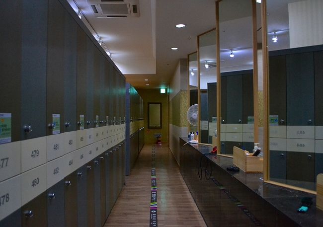男子専用エリアのロッカー。<br /><br />こっそりと撮影。なかなかキレイなサウナです。<br /><br />サウナの中では、キルギスタン人に話しかけられたっけ。キルギスタンはソウルよりも寒いよ！って言っていました。<br />