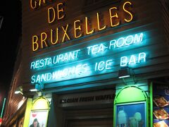 「ギャラリー・サン・チュベール」を抜けてたどり着いたのが、ワッフルの名店「ゴーフル・ドゥ・ブリュッセル」。
ムール貝でお腹いっぱいになったところですが、デザートは別腹というわけで、名物のブリュッセルワッフルでも食べようと思いやってきました。