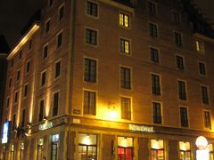 「ゴーフル・ドゥ・ブリュッセル」はエスパーニャ広場に面した場所にありますが、近くには名のあるチェーンホテルが並んでいました。ノボテルもこのようなクラシックな建物です。