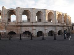 円形闘技場です。

前１世紀末頃に建てられたものです。
ローマのコロッセオより１００年ほど前のもので、
円形闘技場としては最古のもです。

長径１３６ｍ、短径１０７ｍの楕円形で
観客席は２６０００人収容であったそうです。

３層構造のアーチでしたが、最上部は消失しています。
保存状態はよいです。