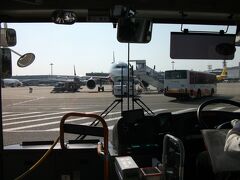 エアアジアと違いバスで沖止めの航空機へ移動。
マレーシアのLCCTみたいに機体横までキリキリ歩かされるって事ではなさそうだ。