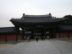 2012年10月17日(2日目)
韓国まで来て焼肉だけ食べてるのも、なんなので…午後から昌徳宮へ行って見る。

入場料は3000KRW。
9時から18時まで。