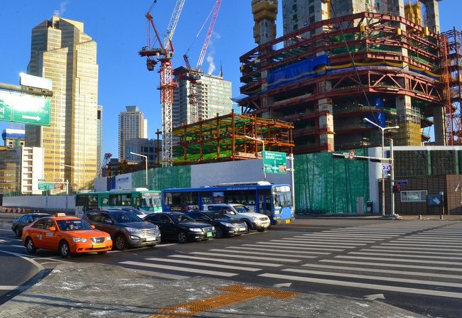 とても幅の広い通りです。<br /><br />名古屋かっ！<br />