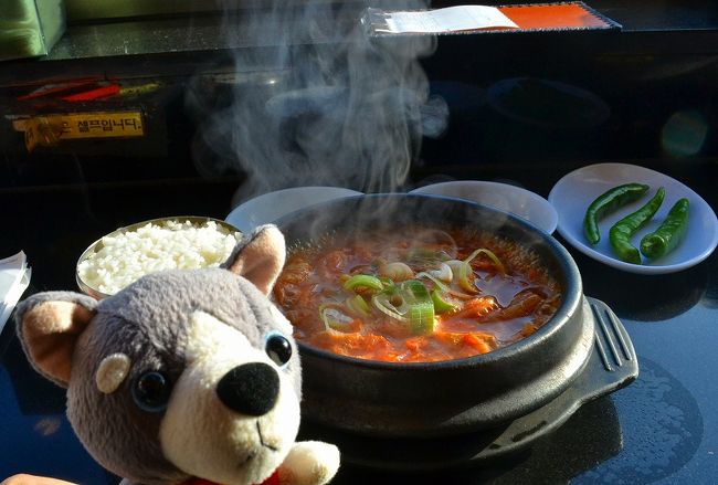 オモリチゲ（豚肉とキムチの鍋）6000ウォン。<br /><br />酸っぱ辛くて、非常にいいお味。<br />