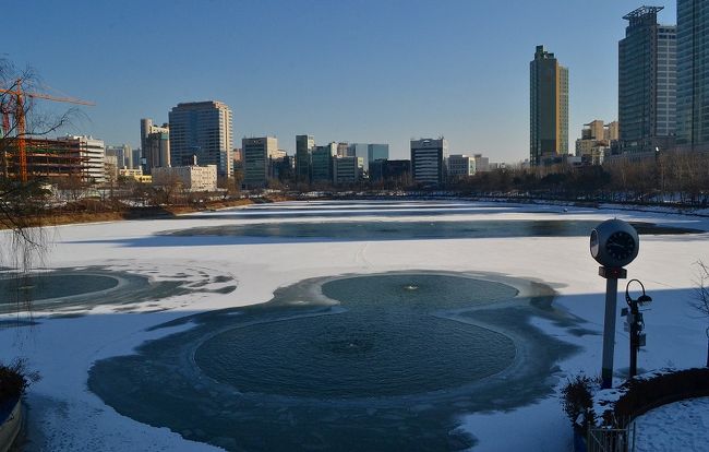 湖を見ながら、一旦、蚕室方向に帰ります。<br /><br />水が動いているところ周辺だけ、凍っていません。