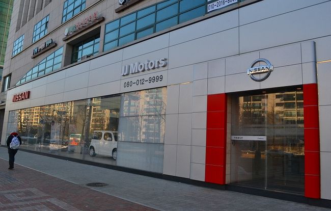 途中で、日産のディーラーがありました。<br /><br />日本と同じ白いVI。<br />いい感じね。