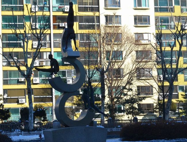 オリンピック競技場に行く途中には、道路中央にたくさんの彫刻がある。