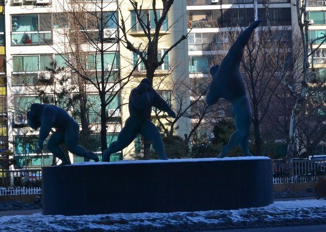 これは、砲丸投げですね。<br /><br />円盤投げ、マラソン、バレーボール、バドミントン、等々、全部撮ってきたけど、省略。<br />