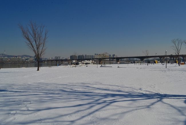 漢江の近くは、一面雪。<br />まばゆい。<br /><br />しかし、船に乗るところがよく分からない・・・。