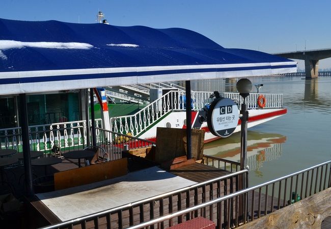 ここから、いよいよ漢江遊覧船に乗るヤヨ！！