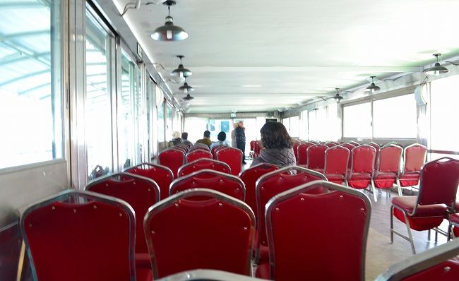 2階は、こんな感じ。<br /><br />うるさい日本人のクソガキがいたなぁ。。。<br /><br />だから、外に出る。