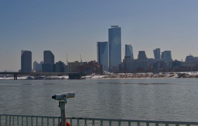 立派な建物が見えるワン。