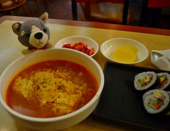 たまごラーメン、キター。<br /><br />狙い通りのおいしさ。<br />まさに、B級グルメ。インスタントの縮れ感が素敵。