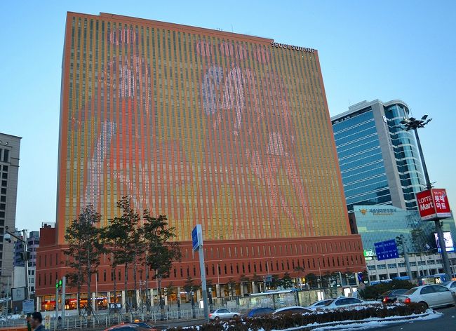 ソウル駅の前の大きなビルに、<br />壁面を利用した動画！！びっくり。