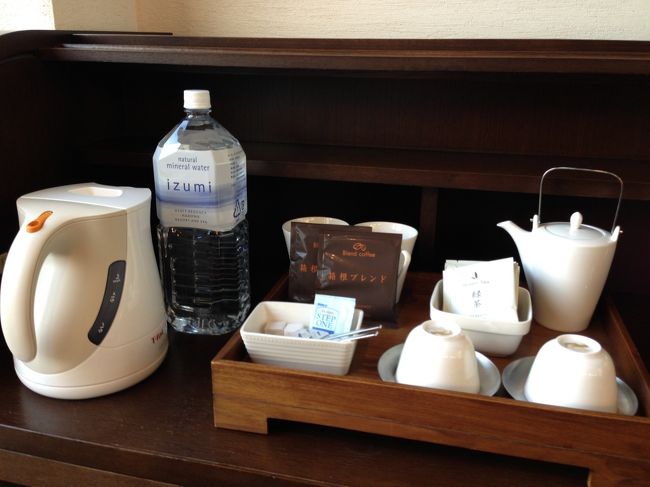 お茶三種類、コーヒー、お水は2リットルのものと、洗面所に500ml2本ありました。