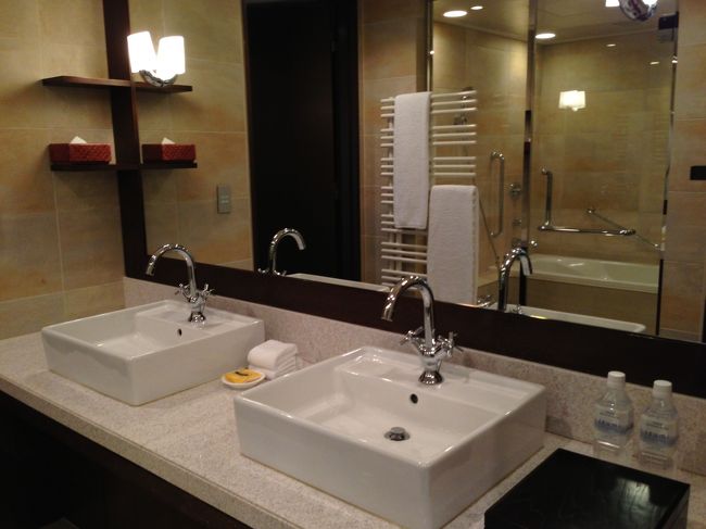 大浴場がなければ大満足のおふろに違いない。<br /><br />大浴場は露天風呂がないのが残念。<br />しかし、広くて綺麗。アメニティもメイク落とし、化粧水、乳液と充実。お水も冷水と常温水があり、嬉しいサービス。