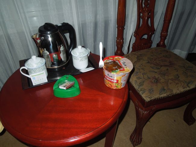 ホテルは駅の近くなので列車の汽笛が結構聞こえました。<br />早朝の列車がもしかしたらあるかと思い、５時半だけど買っておいたカップ麺を食べることに…<br />調べると早朝の列車はありませんでした。<br />ホテルは朝食付ですが７時半からです。<br />宣化までの始発バスは８時だから、かっ込めば何とかなります。<br />