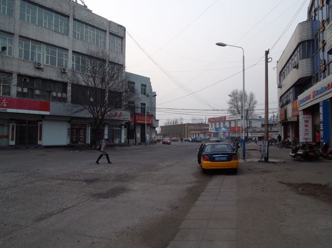 昼飯分を腹に入れるためチェックアウト後に食堂に…<br />スパゲッティのような麺と粥と油条があったので<br />麺を腹に入れて、行儀が悪いけど油条を２本ほど口にくわえてバスセンターに向かいます。<br />バスセンターはホテルの隣の建物の一角でした。<br />右側の汽車駅がバスセンター、正面の陸屋根が下花園の駅です。<br />