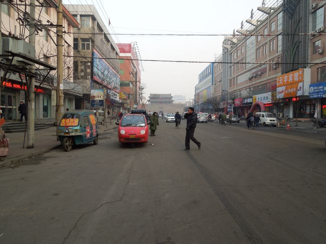 ちょうど９時です。<br />南門が彼方に見えたので向かいます。<br />どうやら、バスを降りたここは城外のようです。<br />