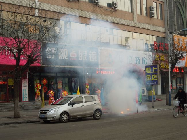 歩いていると、開店記念でしょうか、突如爆竹が鳴り出して腰を抜かしてびっくりしました。<br />一体、何発だったのでしょう、爆竹は数分間も続きました。<br />