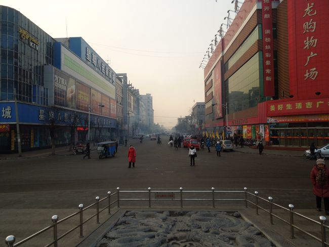 南門の広場から<br />来た通りを振り返ります。<br />