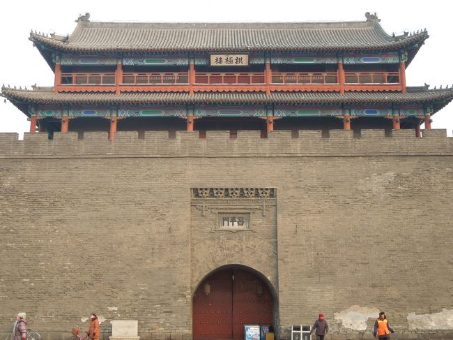 宣化は蔚県のようなゴミゴミした街ではなく、結構大きな街で周りの建物も大きいのですが<br />その中で一際目立つ雄大な門楼です。<br />