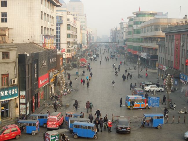 城内の景色。<br />真北の彼方に鼓楼の「鎮朔楼」が見えます。<br />