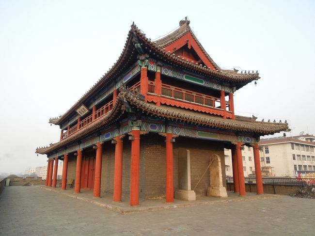 台座の上まで来ました。<br />城門の上に城楼の「拱極楼」<br />