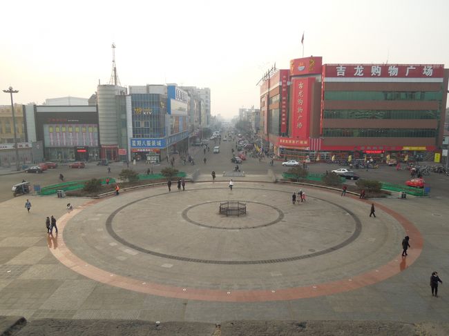 上に上がって広場を見下ろします。<br />広場を取り巻くこの道路の感じはきっと甕城があったのではと思われます。<br />