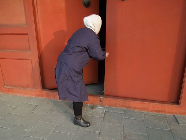 料金所のおばちゃんがわざわざついて来て、カギを開けてくれます。<br />