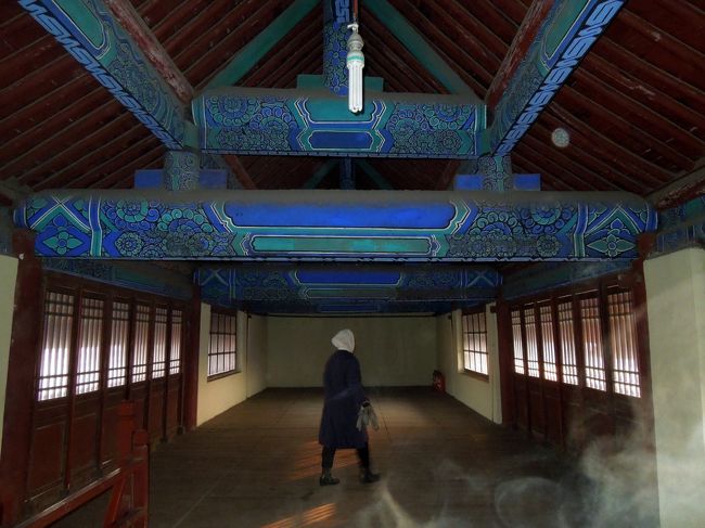 二層に階段を上がって…<br />中はがらんどうでした。<br />寒いので息が写ってしまいました。<br />