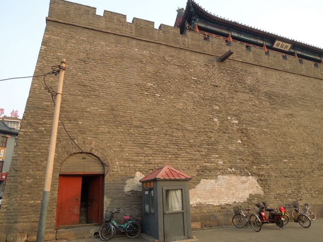 左側に小屋があり中への入り口が開いてます。<br />どうやら楼上に登れるようです、お金さえ払えば…<br />５元です。<br />