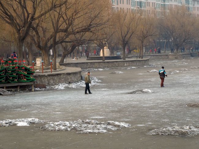 凍ってます<br />元々城壁の南側の濠、沼沢を利用して1958年から着工したようで、<br />近隣住民の休閑娯楽、身体鍛錬、植物鑑賞を目的とした総合公園として1960年に開放したと案内板に書いてありました。<br />